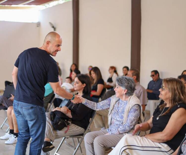 Con diálogo directo, Adolfo Torres da claridad sobre el servicio a habitantes del Fraccionamiento Hacienda del Monte