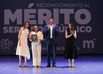 Entrega Alfonso Martínez Alcázar, premio a 10 destacados empleadas y empleados municipales