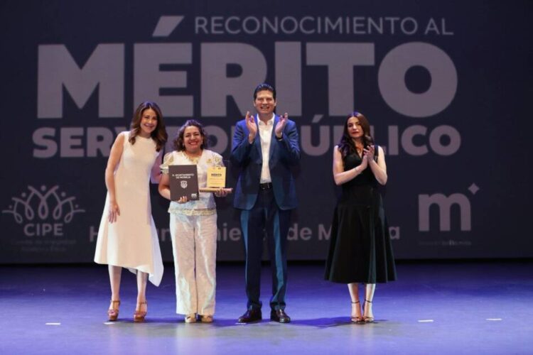 Entrega Alfonso Martínez Alcázar, premio a 10 destacados empleadas y empleados municipales