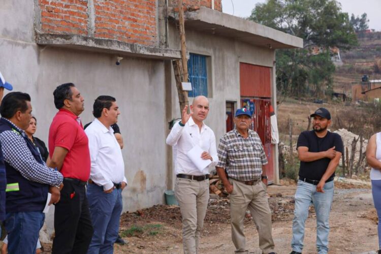 Vecinos de El Durazno son atendidos por Adolfo Torres