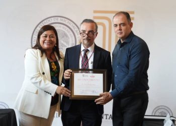 Reconoce Belinda Iturbide a médicos que tratan la espina bífida en Michoacán