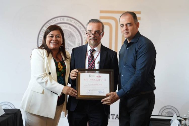 Reconoce Belinda Iturbide a médicos que tratan la espina bífida en Michoacán