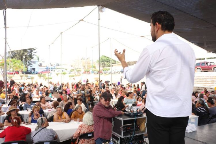 Octavio Ocampo reconoce el papel fundamental de las madres durante celebración en la colonia Primo Tapia
