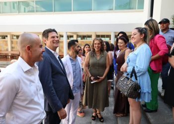 Alfonso Martínez Alcázar felicita a madres trabajadoras del Sindicato de Limpia y del Ooapas
