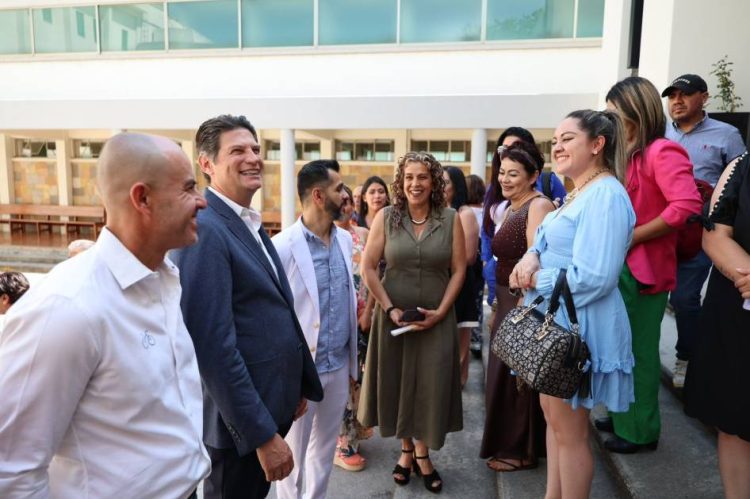 Alfonso Martínez Alcázar felicita a madres trabajadoras del Sindicato de Limpia y del Ooapas
