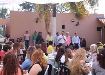 Yankel Benítez y liderazgos sociales festejan a las madres morelianas