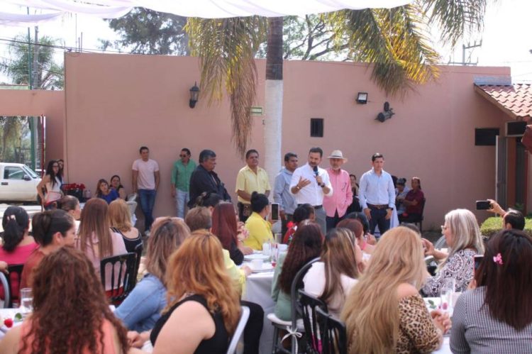 Yankel Benítez y liderazgos sociales festejan a las madres morelianas