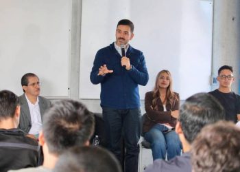 Yankel Benítez sostiene diálogo con jóvenes universitarios