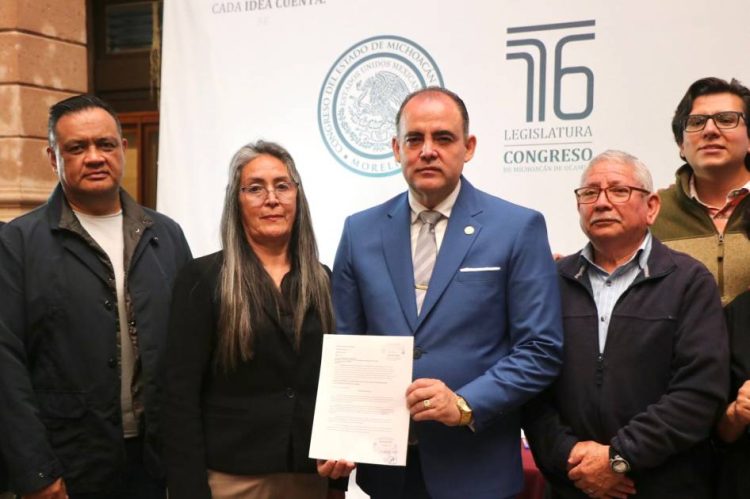 Recibe presidente del Congreso del Estado iniciativa ciudadana para creación de Instituto Michoacano para Fortalecer a la Familia