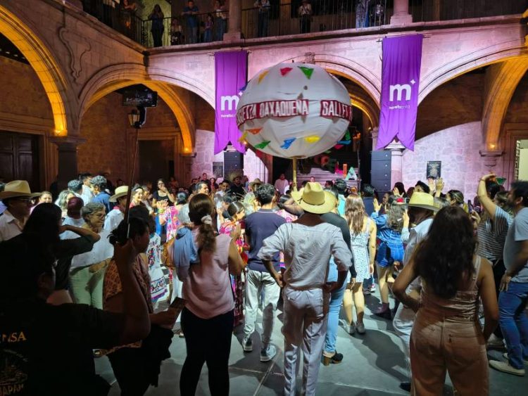 Palacio Municipal brilló con el folclor, la música y la tradición de “La Guelaguetza”