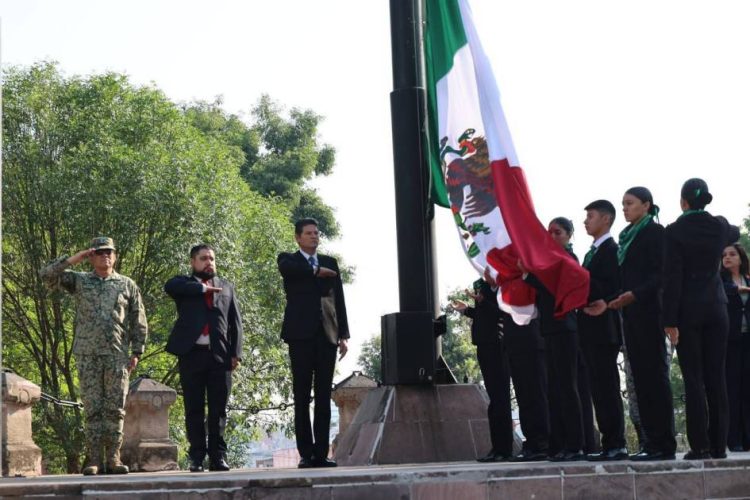 Morelia honra su historia y a quienes la defienden en ceremonia de izamiento por su 485 Aniversario