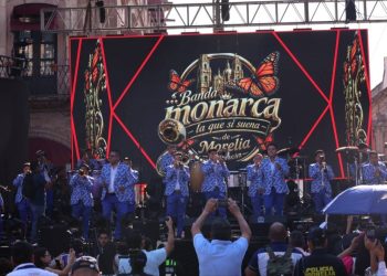 Banda Monarca enciende el arranque del concierto de aniversario de Morelia