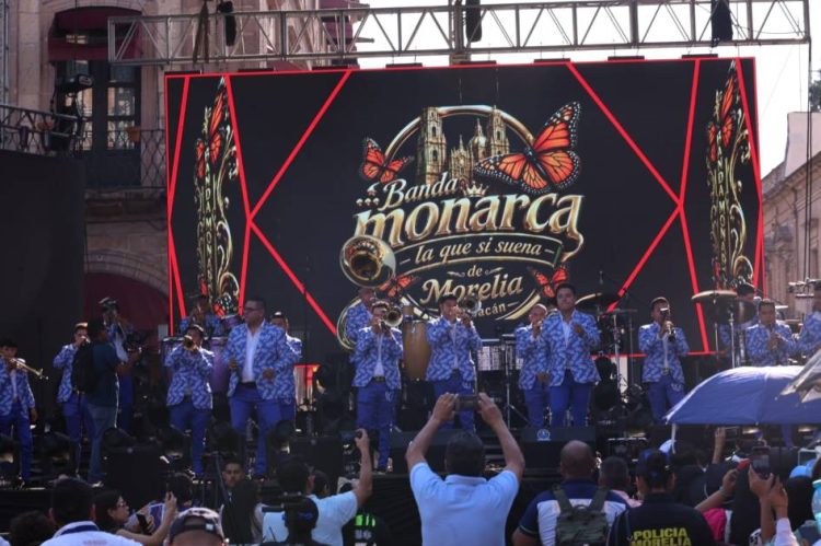 Banda Monarca enciende el arranque del concierto de aniversario de Morelia