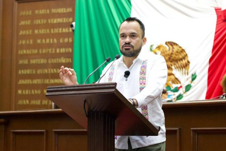 Hugo Rangel impulsa reforma para modernizar taxis