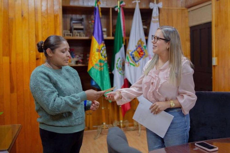 Reafirma Dayana Pérez su compromiso de apoyo directo a las familias de Salvador Escalante