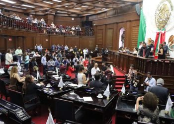 Congreso del Estado prohíbe a escuelas condicionar adquisición de uniformes, útiles o materiales educativos