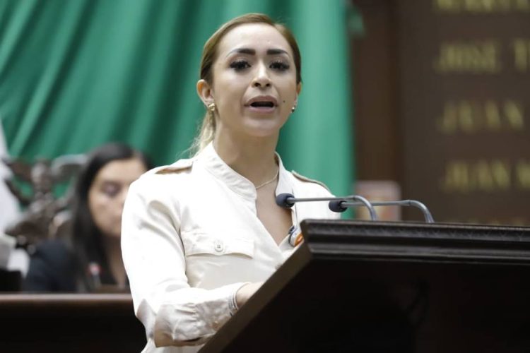 Celebra Grecia Aguilar aprobación de reforma qe planteó para proteger economía de las familias y frenar abusos en escuelas