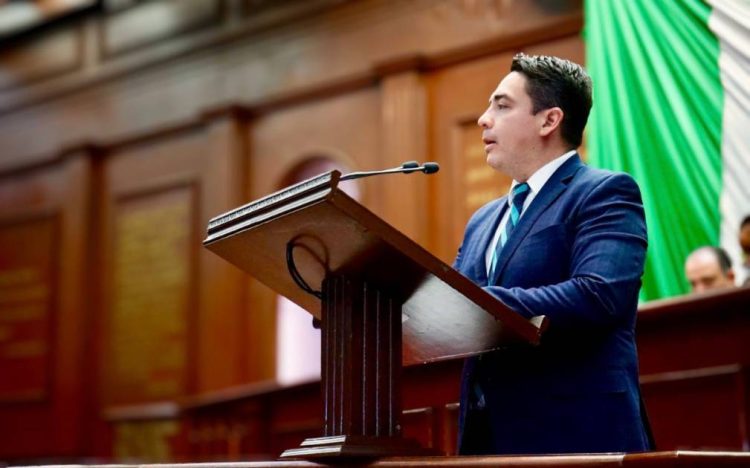 Iván Vera presenta iniciativa para proteger derechos de niñas y niños con padres privados de la libertad