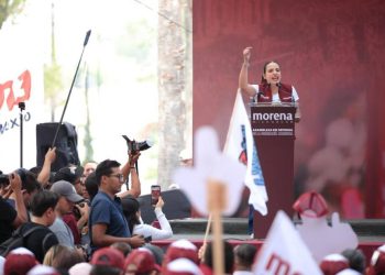 Giulianna Bugarini muestra músculo en la Plaza del Caballito