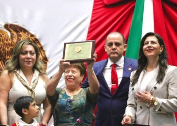 La educación inicial merece respaldo permanente: Baltazar Gaona durante entrega de Medalla al Mérito Docente
