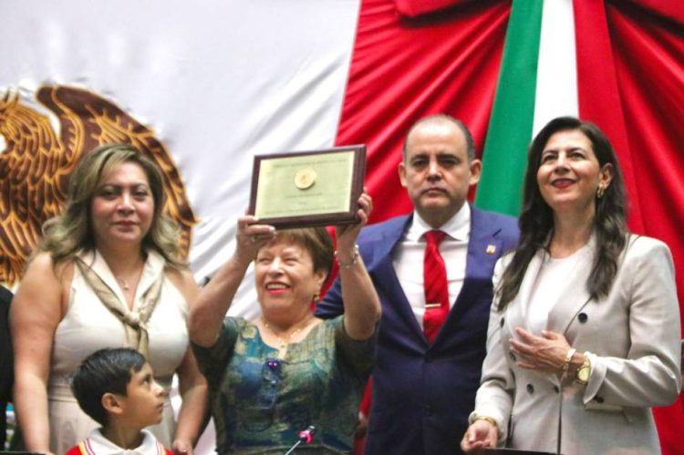 La educación inicial merece respaldo permanente: Baltazar Gaona durante entrega de Medalla al Mérito Docente