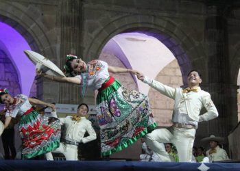Plaza Valladolid se llenó de música, baile y tradición, con el espectáculo “Morelia siente la danza”