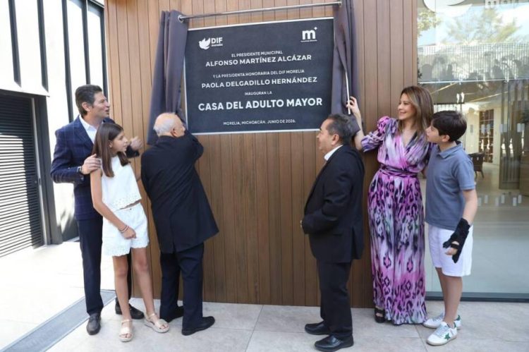 Alfonso Martínez y Paola Delgadillo inauguran la Casa del Adulto Mayor