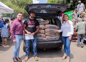 Más de 200 familias de Salvador Escalante reciben apoyo para mejorar sus viviendas: Dayana Pérez