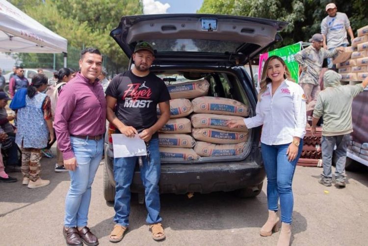 Más de 200 familias de Salvador Escalante reciben apoyo para mejorar sus viviendas: Dayana Pérez