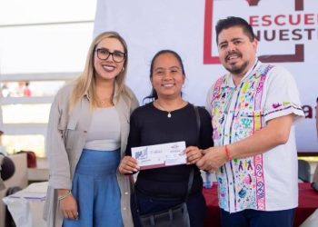 Dayana Pérez acompaña en la entrega de tarjetas del programa La Escuela es Nuestra en Salvador Escalante