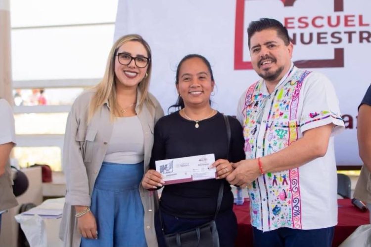 Dayana Pérez acompaña en la entrega de tarjetas del programa La Escuela es Nuestra en Salvador Escalante