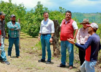Yankel Benítez supervisa caminos rurales junto con la Saderm