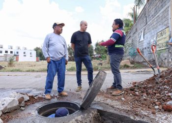 Adolfo Torres supervisa obra sanitaria en beneficio a familias de Valle de las Rosas