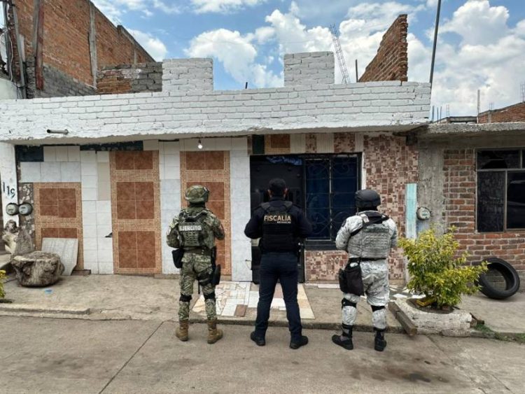 Fiscalía General ejecuta tres cateos en Morelia y detiene a tres personas presuntamente relacionadas en delitos contra la salud