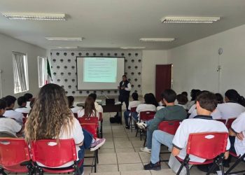 Acerca Carlos Torres Piña herramientas de ciberseguridad a estudiantes de la Preparatoria La Salle