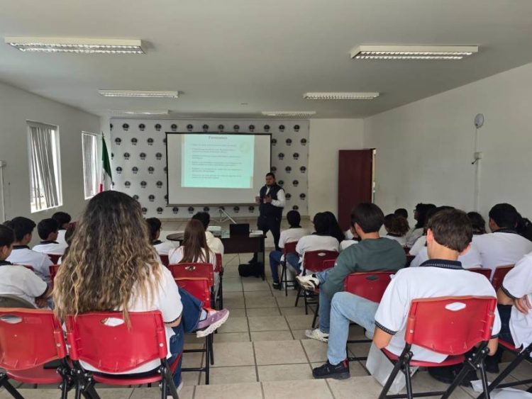 Acerca Carlos Torres Piña herramientas de ciberseguridad a estudiantes de la Preparatoria La Salle