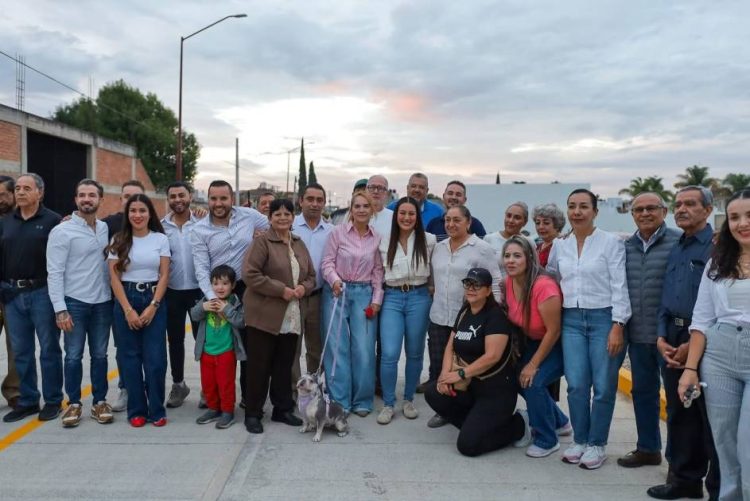 La transformación llega a Valle Verde con la rehabilitación y pavimentación de la calle 5 de Febrero: Mónica Valdez
