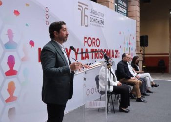 Abraham Espinoza refrenda compromiso con la inclusión durante foro “La Ley y Trisomía 21”