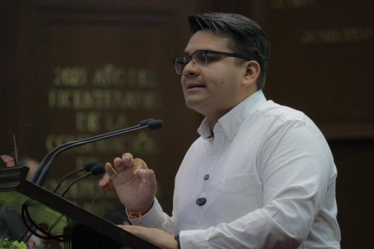 El legislador Toño Carreño votó en contra de otorgar licencia al fiscal de Michoacán