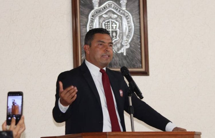 Exalumnos nicolaitas llaman a privilegiar la legalidad y el diálogo en la Facultad de Derecho de la UMSNH
