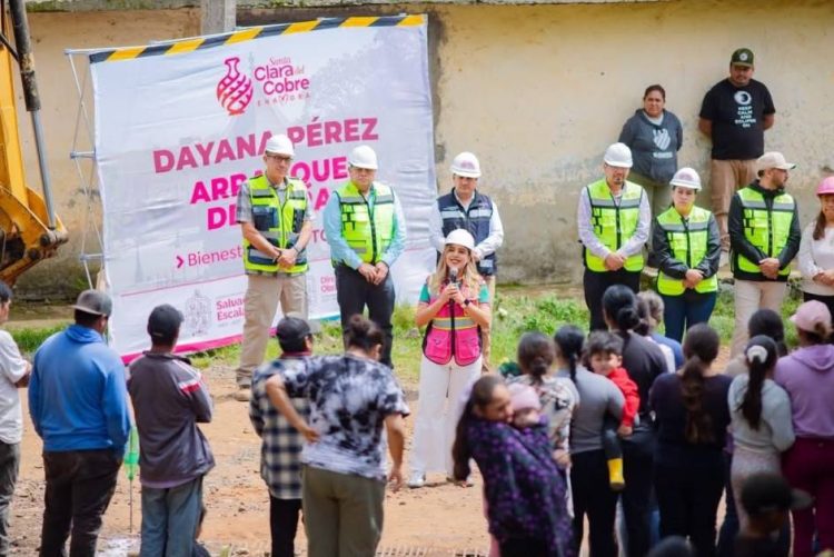 Nuevas obra de pavimentación en calles de Santa Clara del Cobre arranca Dayana Pérez