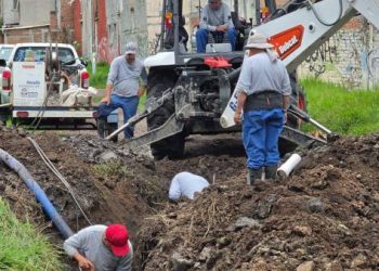 Ooapas repara fuga en la colonia Manantiales: Adolfo Torres