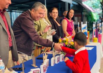Ahora resulta que por darles becas a los niños de Michoacán me quieren sancionar: JC Barragán