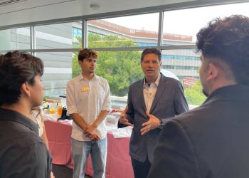 Se reúne Alfonso Martínez Alcázar con jóvenes de la Universidad Estatal de Sacramento