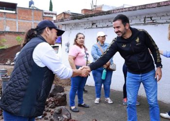 Yankel Benítez supervisa pavimentación en colonia Arboledas