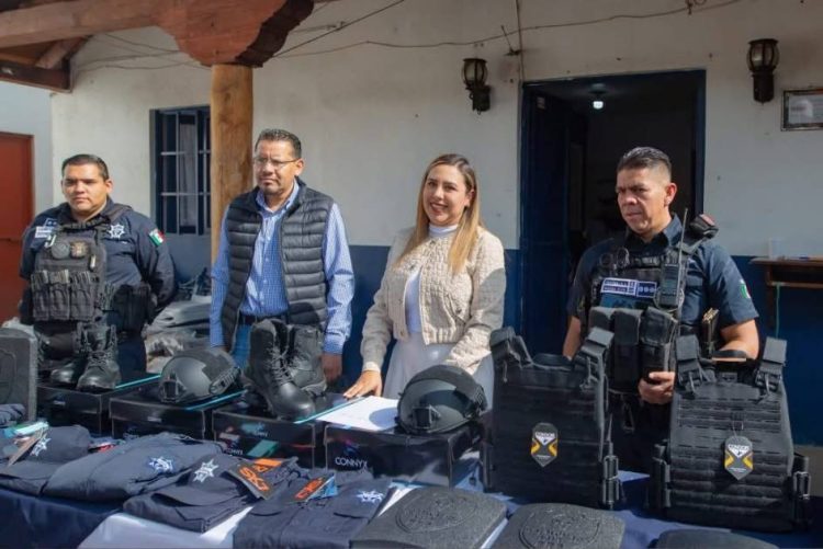 Dayana Pérez Mendoza fortalece a Seguridad Pública con entrega de uniformes y equipamiento