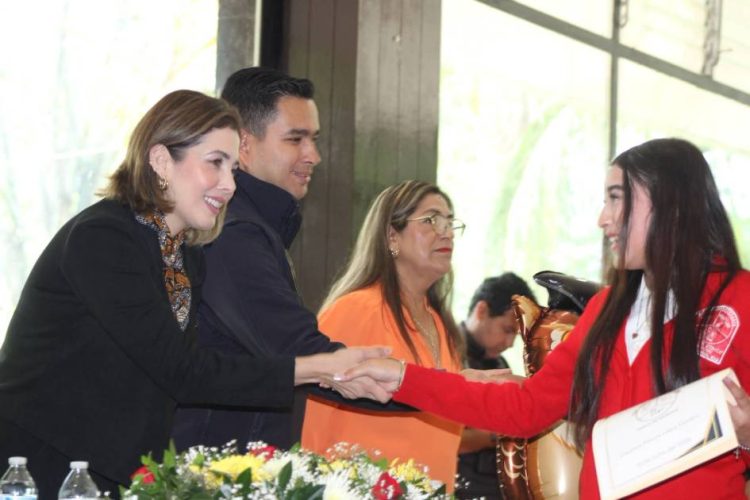 El compromiso por la educación no distingue fronteras: Brissa Arroyo