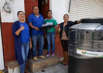 Reconoce Alma Mireya González a los padres de familia y entrega premios en Quiroga