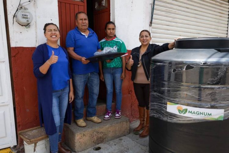 Reconoce Alma Mireya González a los padres de familia y entrega premios en Quiroga