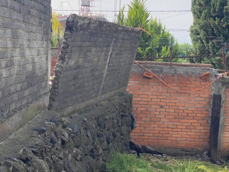 Vecinos denuncian daños causados presuntamente por obra de una gasolinera y amenazan con bloquear la avenida Madero Poniente